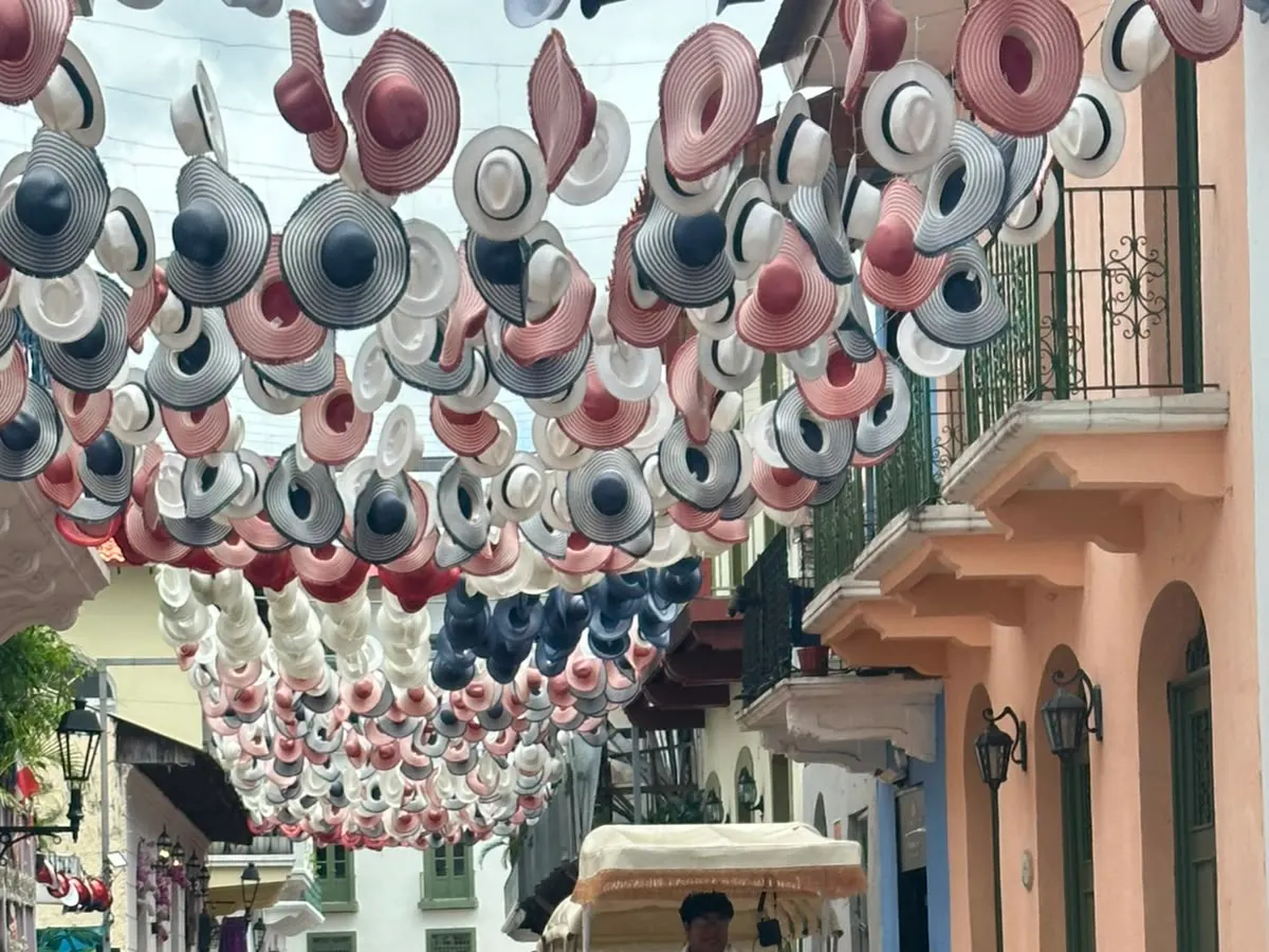 Calle del Casco Antiguo de la Ciudad de Panamá decorada con sombreros de colores