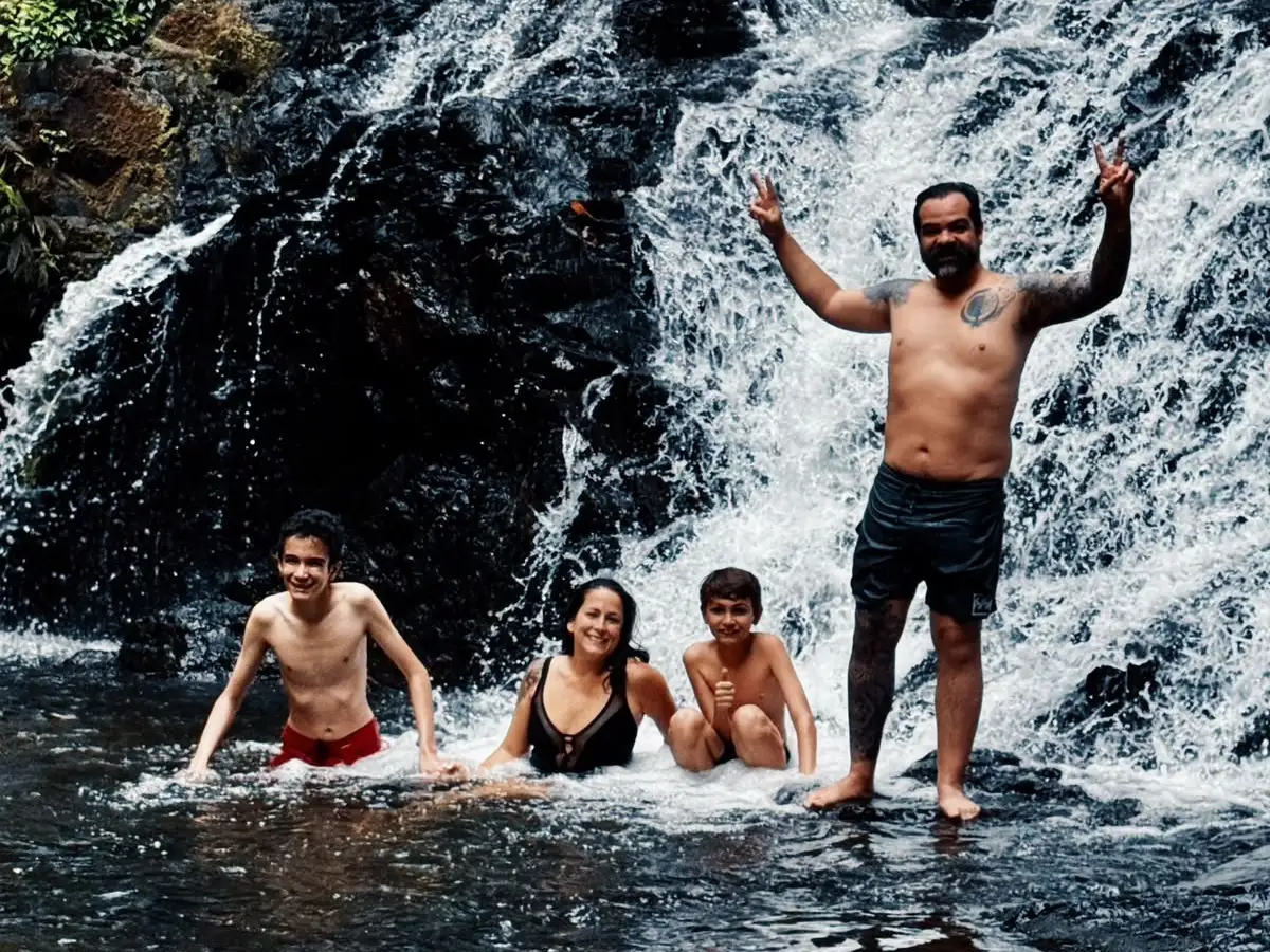Pasajeros disfrutando de una cascada natural durante una excursión