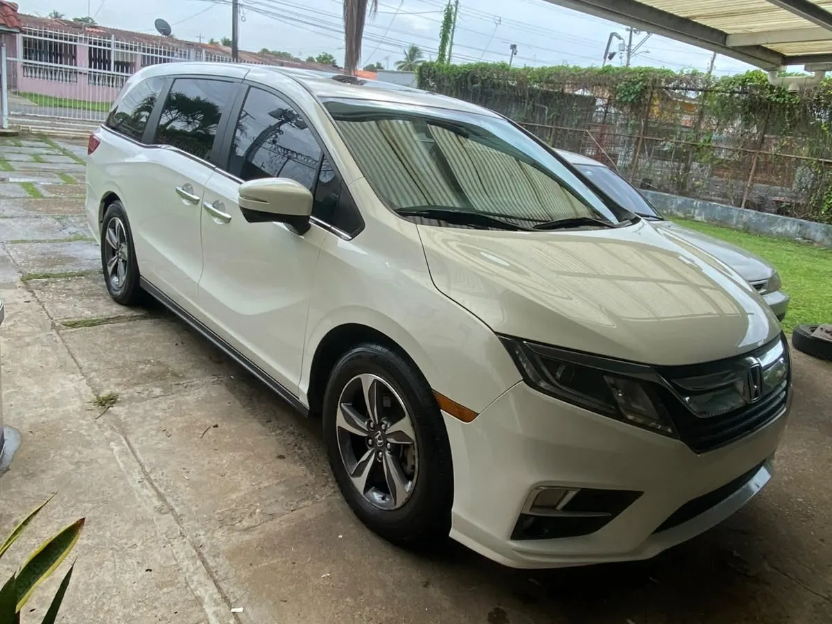 Vehículo de OrcLuxuryTransport, una minivan blanca de siete plazas lista para un traslado en Panamá